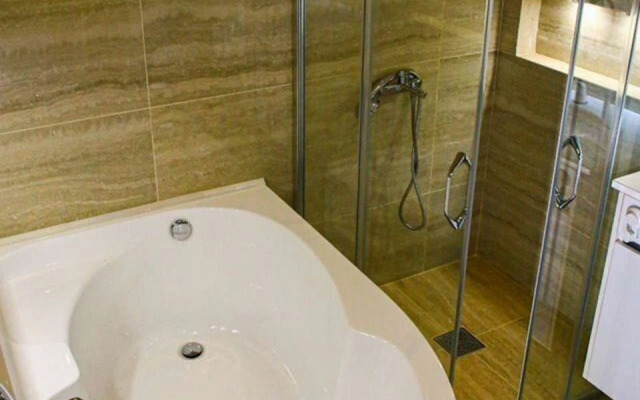 Trekhkomnatnaya S Krasivym Vidom Iz Okna Flat