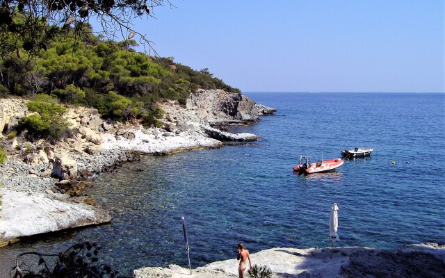 Kavos Bay Seafront Hotel