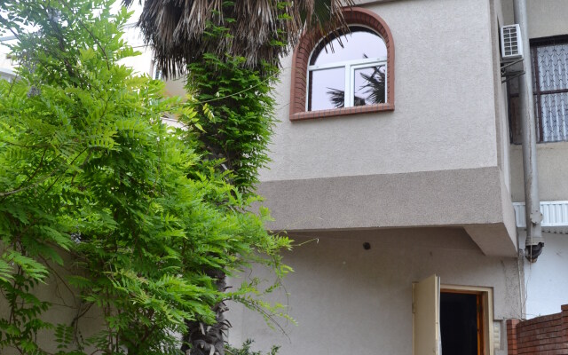 Villa Familia Guest House