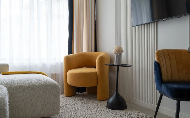 Апартаменты двухкомнатные Lux с одной спальней