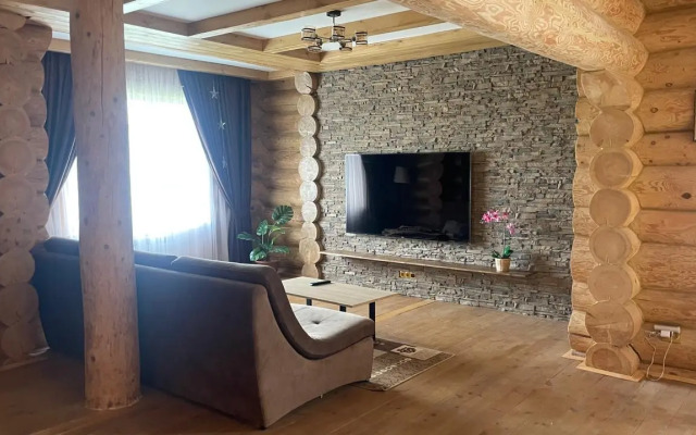 Uyutny dom v lesu u reki Private house