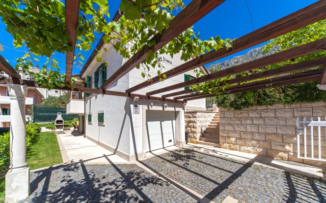 Family Živana Dugi Rat Villa