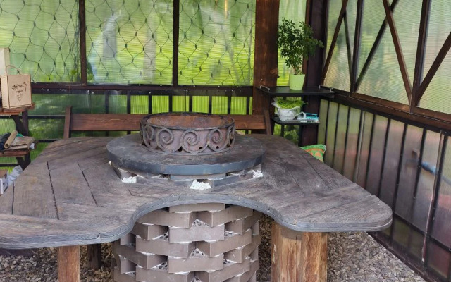 Частный дом в лесу у реки