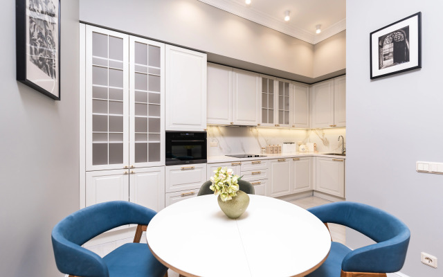 Апартаменты с видом на Невский проспект