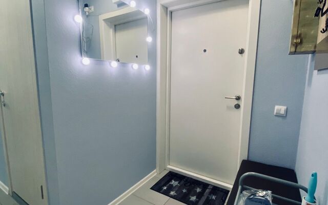 u metro 3h komnatnye Semeynye Apartments