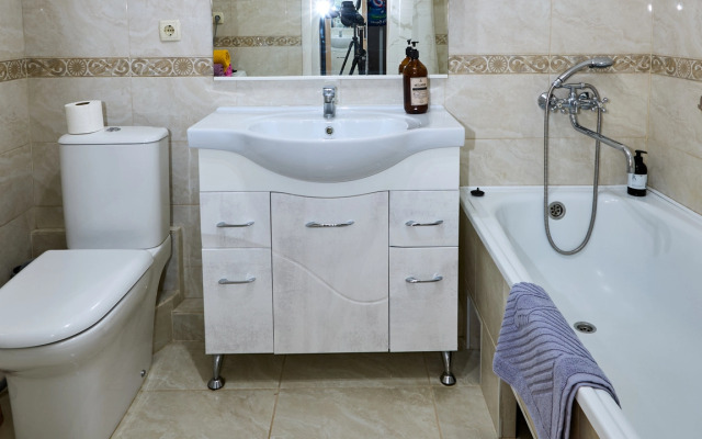 Квартира с диваном на кухне и балконом на Байбакова 2