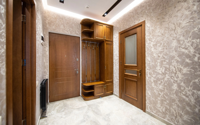 S Prostornoy Terrasoy i Vidom na Park Apartments