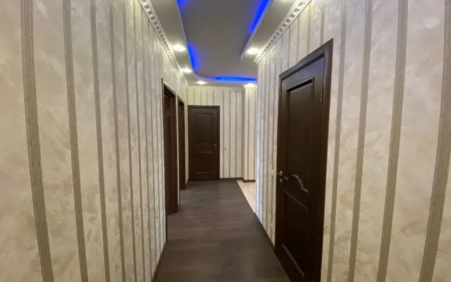 Prostornaya Yevro-Tryoshka U Metro (1) Apartment