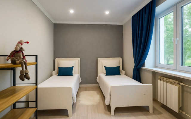 S Dizaynerskim Remontom u Parka Apartments