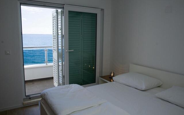 Spacious Beachfront Apartments Tanita