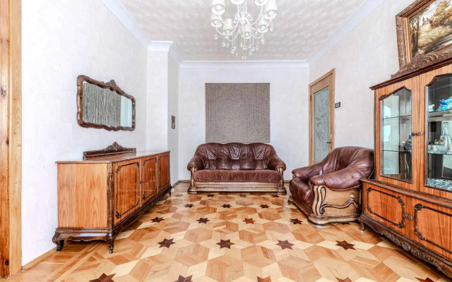 V Tikhom Tsentre Park Chelyuskintsev 4 Kom.kv. Flat