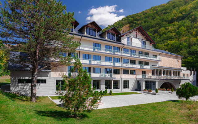 Apricot  Aghveran Resort Hotel