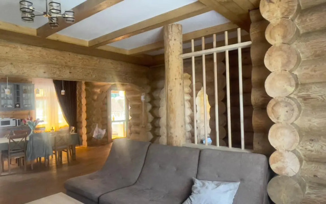 Uyutny dom v lesu u reki Private house