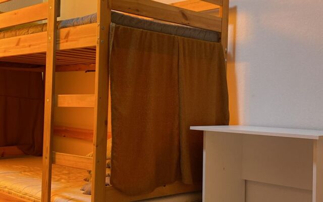 Na Lva Tolstogo 13 Hostel