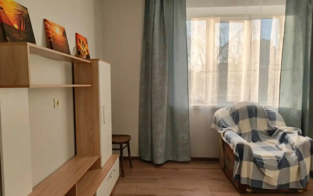 Prospekt Pyatiletok 6 metro: Ladozhskaya Flat