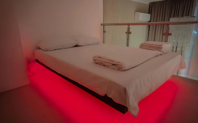 ZenApart s paryaschey  krovat'yu Apartments
