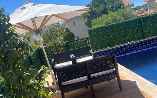 Cesme Aile Dostu Havuzlu Villa