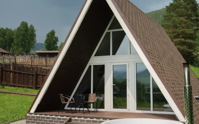 Шале с панорамным видом на горы в Камлакское