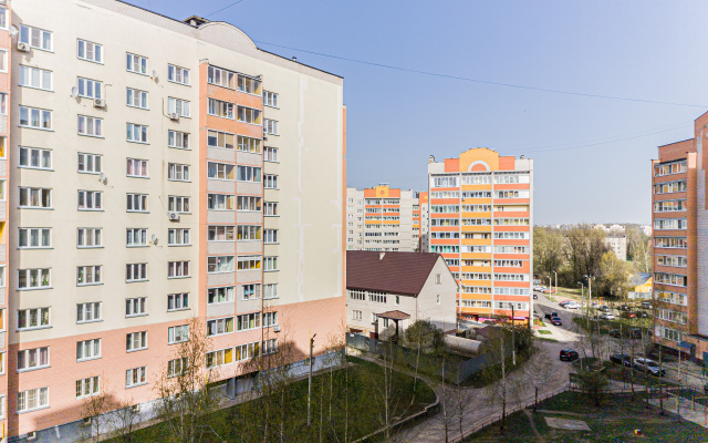 Dvuhkomnatnye v Svetlyh Tonah Vblizi Centra Goroda Apartments