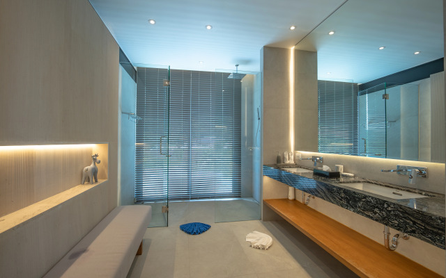 Luxury Infinity Pool Villa in Nai Harn Villa