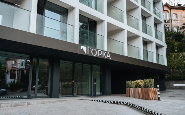 V Sochi Tsentr  Khosty s kruglogodichnym podogrevaemym bassejnom i vidom na more AK Gorka Apartments