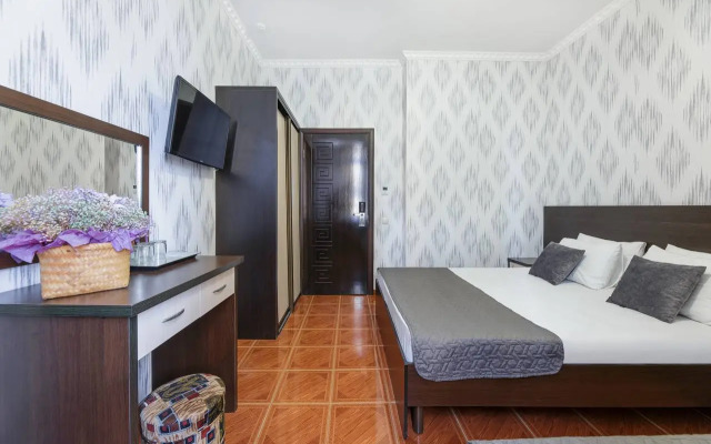 Kronos Hotel