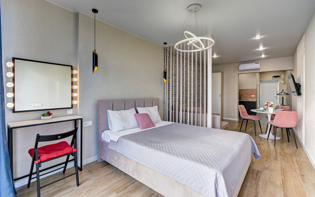 Krasivye apartamenty MorskayaSimfonya-2 s panoramoy na more, basseynom na territorii ZHK Apartments