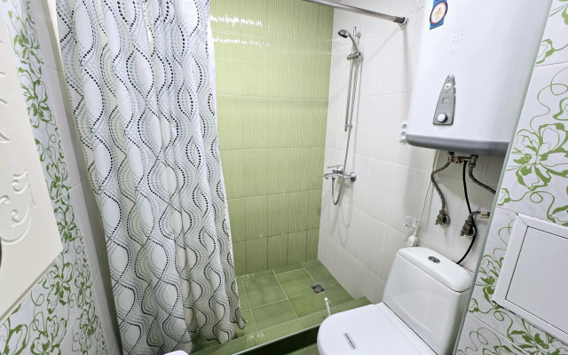 Prostornaya S Basseynom Vo Dvore Flat