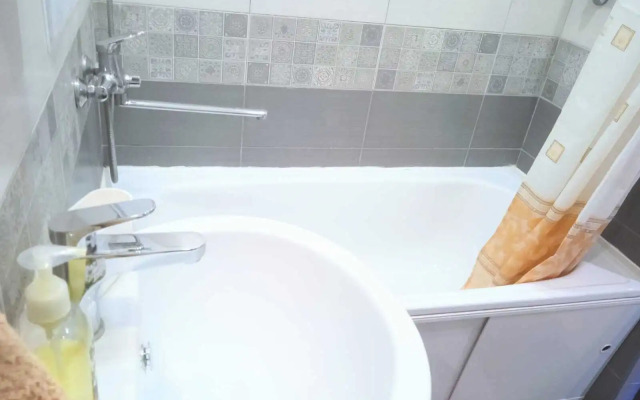 Ryadom S Naberezhnoy Flat