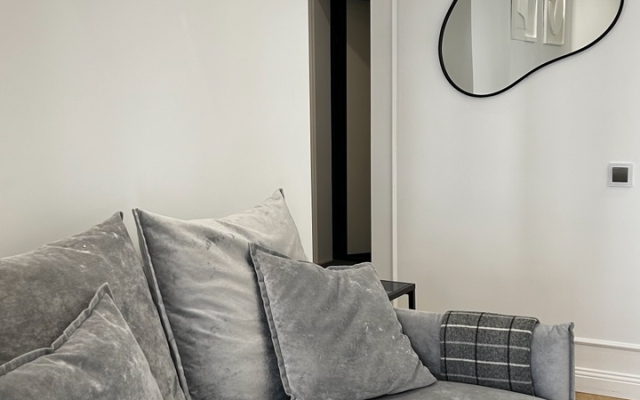 Stilnaya ot dizaynera u ozera Flat