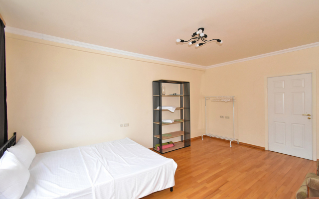 V Bolshom Tsentre Yerevana Apartment