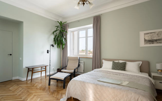 V Dome-Pamyatnike Arkhitektury Khkh Veka Flat