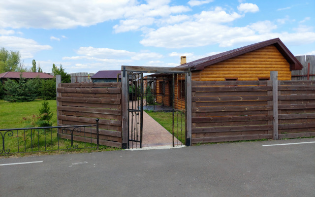 Частный дом с камином у реки