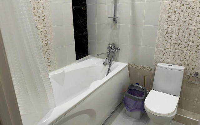 145 S Balkonom I Vitrazhnym Ostekleniem Flat