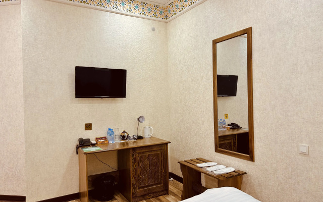 Ayvan Plaza Hotel