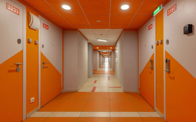 Studiya u Metro Parnas Apartments