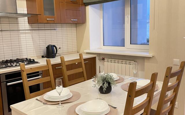 Апартаменты трёхкомнатные в центре города с балконом