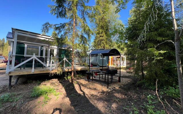 Zeleny Domik V Lesu Na Zhivopisnoy Ulitse Glamping