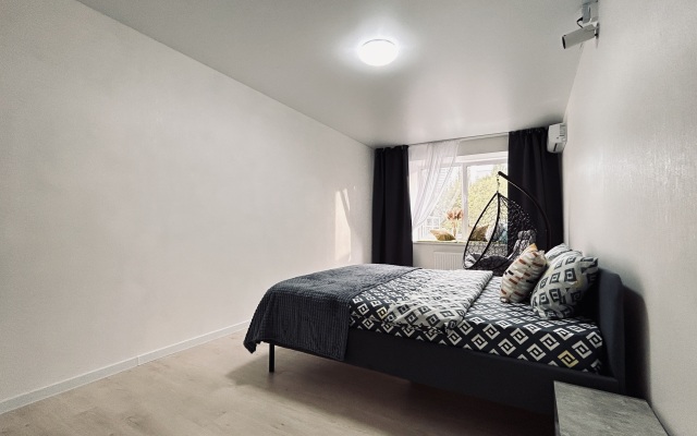 Bolshaya dvukhkomnatnaya s domashnim kinoteatrom Flat