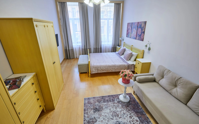 Квартира на 8 человек в Петербургском Стиле