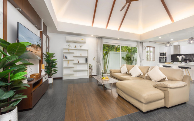 Hemi 2BR Modern Thai Style with Private Pool Villa