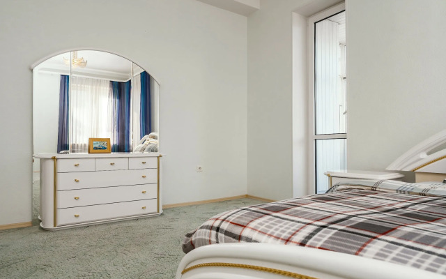 Pyatikomnatnaya V Tsentre Yalty Flat