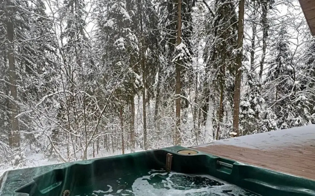 Шале с камином и джакузи в лесу