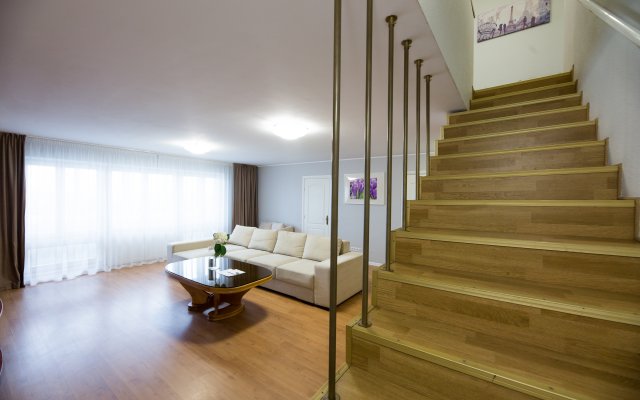 Апартаменты 4-комнатные HomeApart Сторожовская, 8