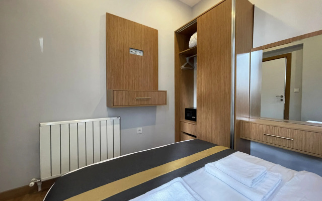 Апартаменты 1BR Clean 7 Min By Walk To Metro