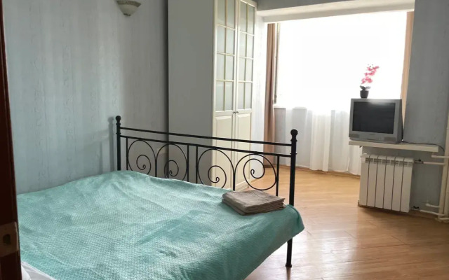 Prostornaya Tryokhkomnatnaya S Izolirovannymi Spalnyami Flat