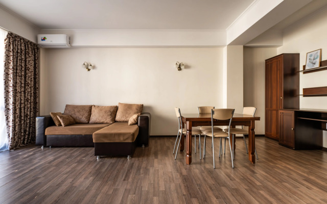 Oplot - Semejnye s odnoj spal'nej i balkonom 6 Apartments