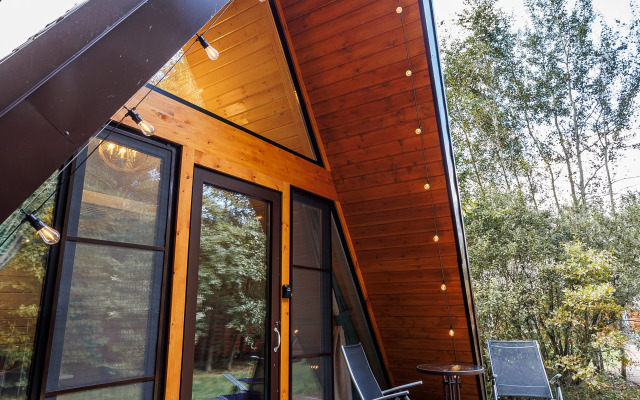 Частный дом А-фрейм для отдыха в дубовом лесу