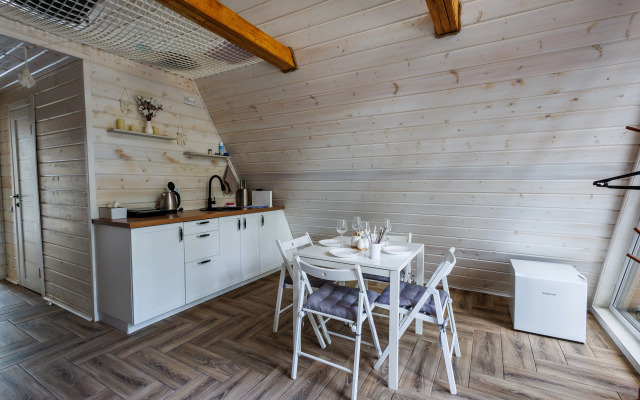 Частный дом А-фрейм в дубовом лесу