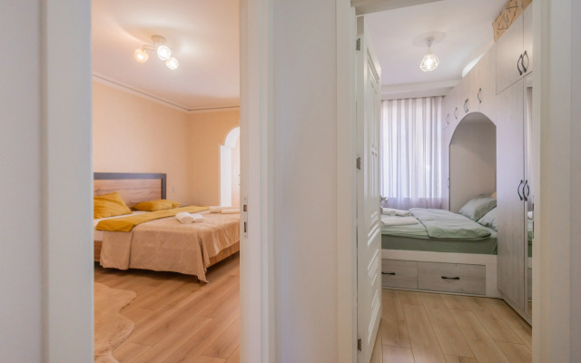 Dvukhspalnie S Gostinoy Komnatoy V Tsentre Goroda Apartments